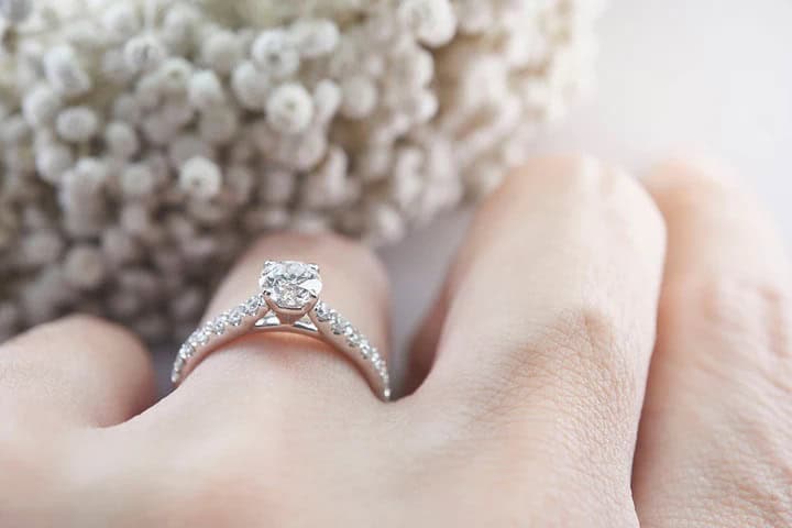 Choosing the Best Wedding Ring for Your Hand Shape