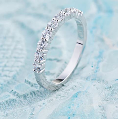 Pave Engagement Rings – Dazzling Elegance & Endless Sparkle