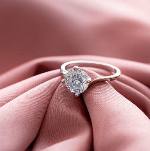 Solitaire Engagement Rings – Timeless Elegance & Brilliant Beauty